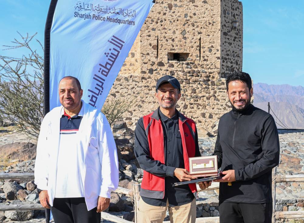 شرطة الشارقة تنظم فعالية المسير الجبلي في خورفكان