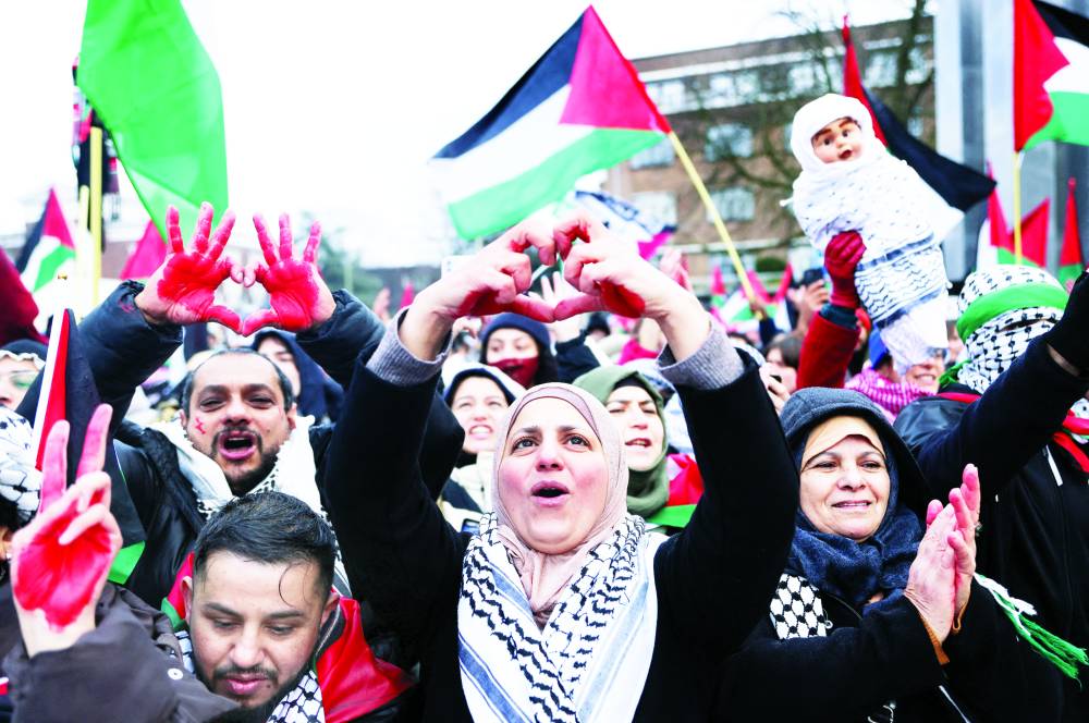 مؤيدون للفلسطينيين يتظاهرون قرب مقر محكمة العدل في لاهاي (رويترز)
