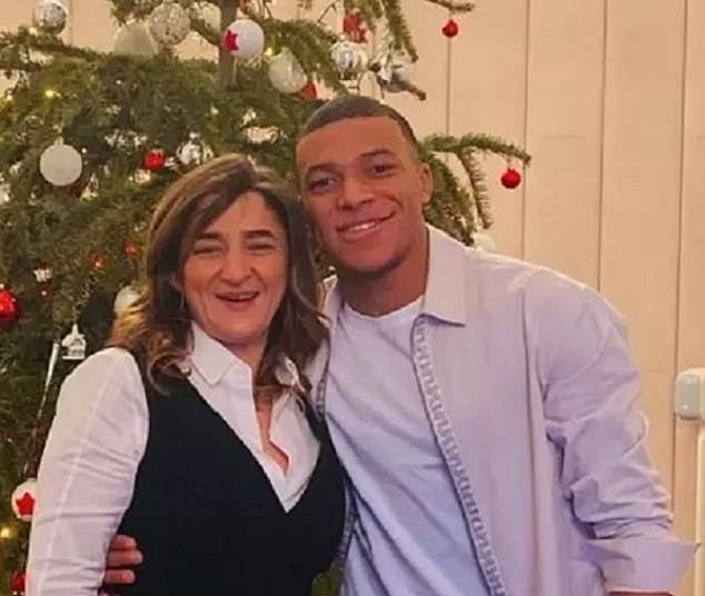 والدة مبابي تحب عمل الخير