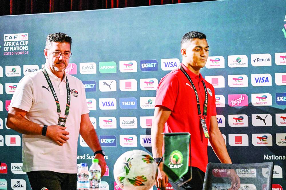 فيتوريا مدرب مصر واللاعب مصطفى محمد