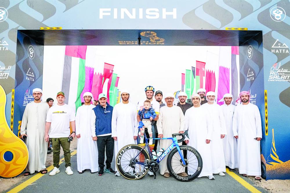 كبار الحضور مع بطل السباق