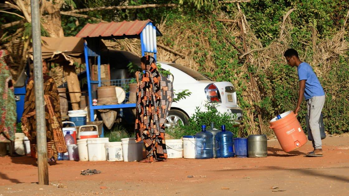 سودانيون يصطفون للحصول على مياه الشرب 
