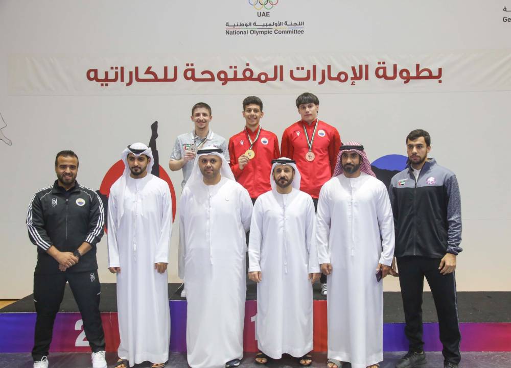 الهاجري خلال تتويح أبطال الشارقة