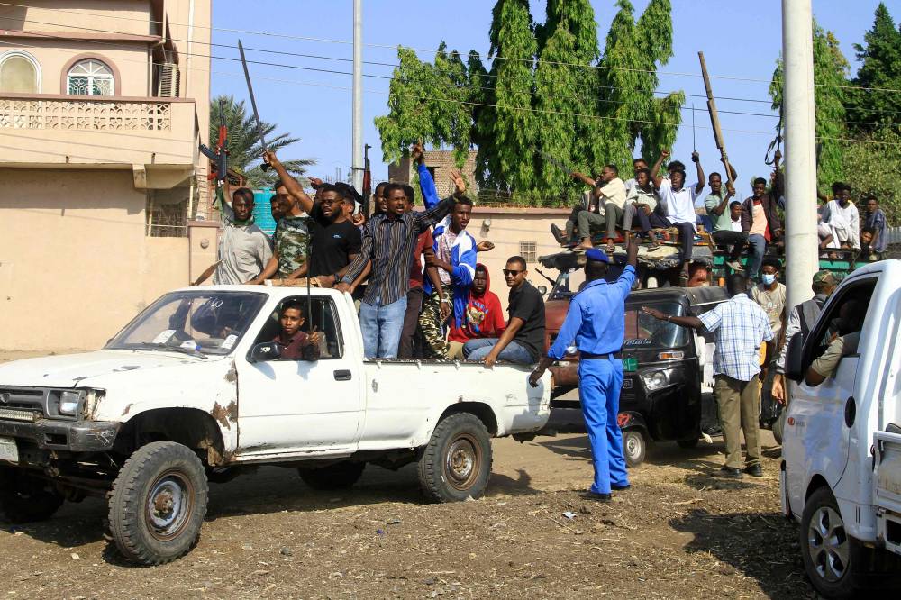 
سودانيون يرفعون أسلحتهم في مدينة القضارف وسط الأزمة المتصاعدة في البلاد (أ ف ب) 
