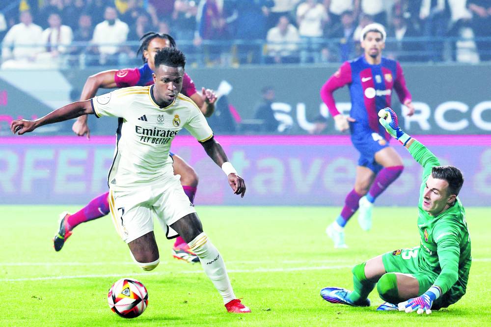 فينيسيوس نجم الريال خلال المباراة مع برشلونة