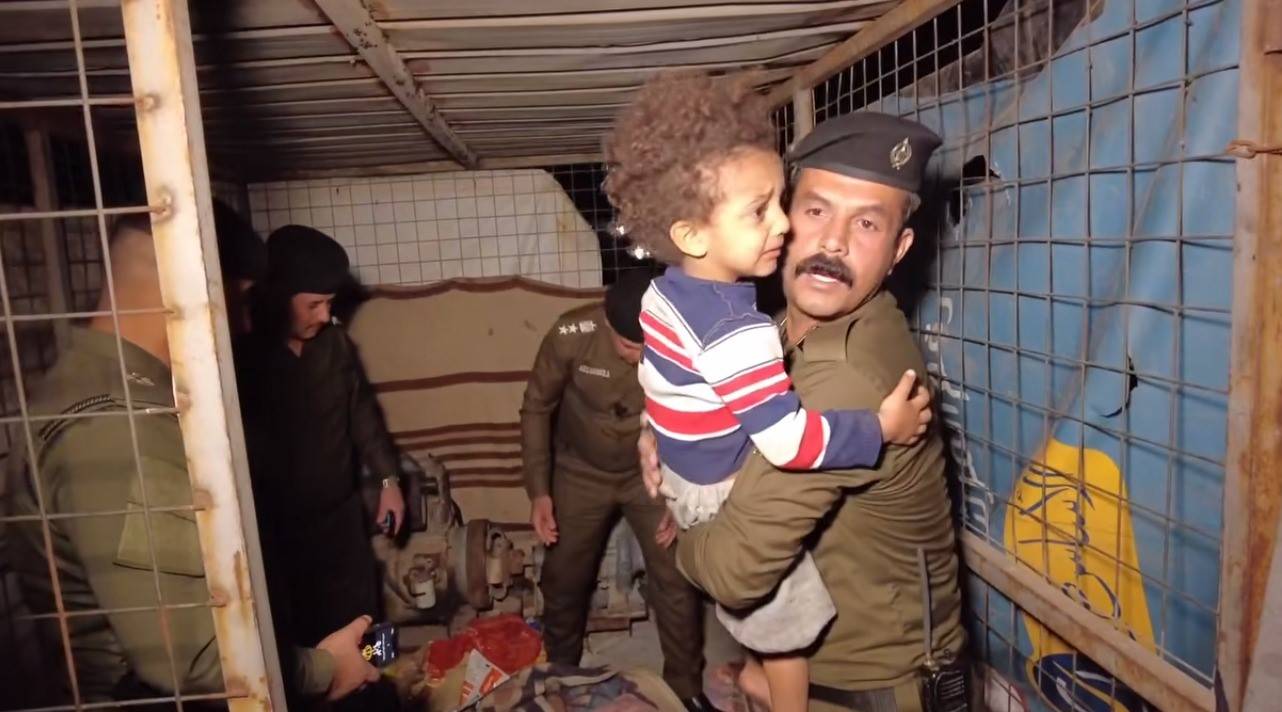 امرأة عراقية تتخلى عن طفلتيها وتحبسهما في قفص بحديقة