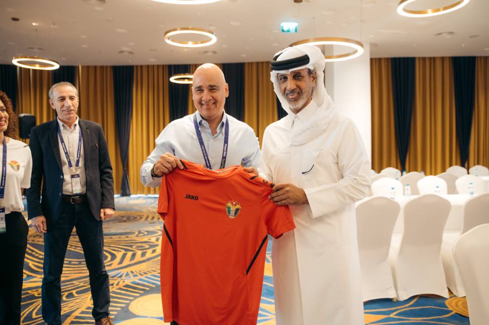 حمد بن خليفة يتلقى قميص منتخب الأردن