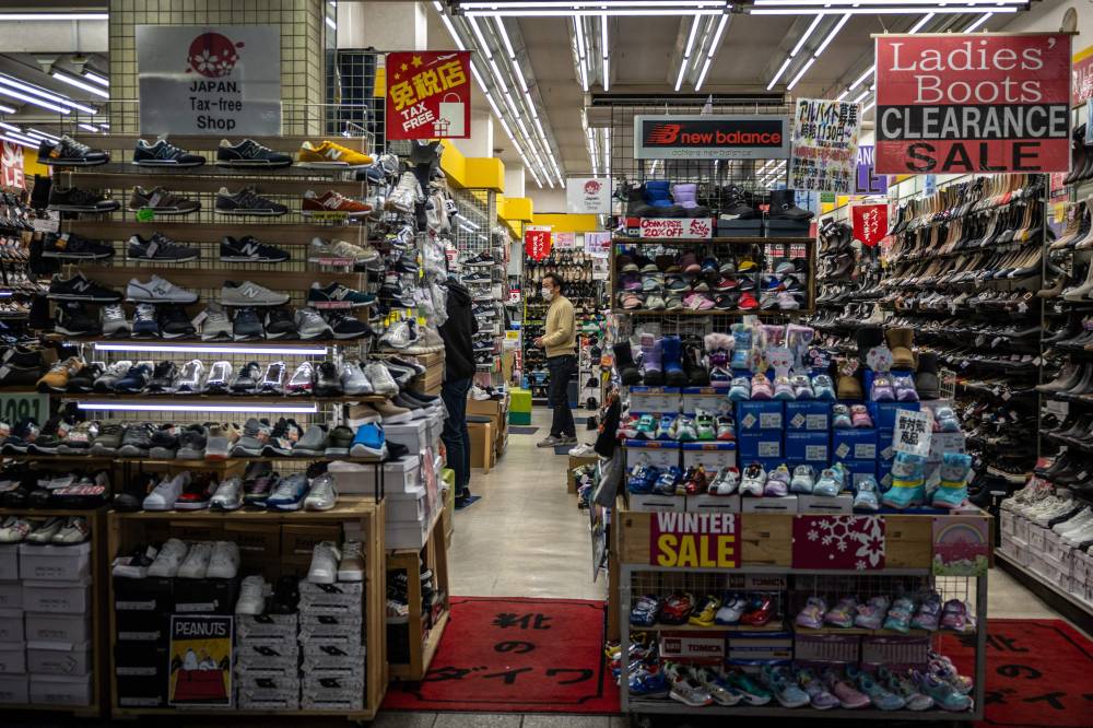 متسوقون بمتجر في أحد شوارع التسوق بمنطقة كيتشيجوجي، طوكيو (أ ف ب) 