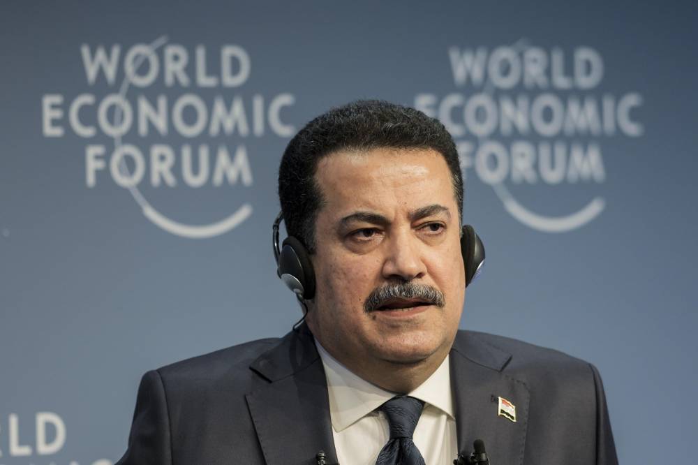 محمد شياع السوداني متحدثاً خلال الاجتماع السنوي للمنتدى الاقتصادي العالمي في دافوس  (أ.ب)