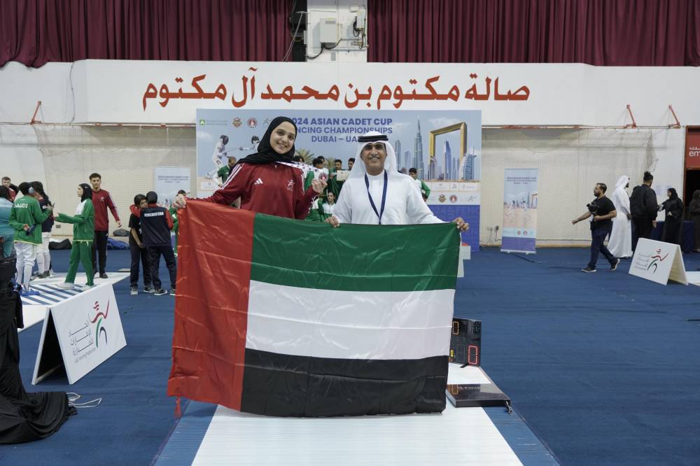 سالم القاسمي يحتفل مع بطلة آسيا الهيام بالميدالية الذهبية 