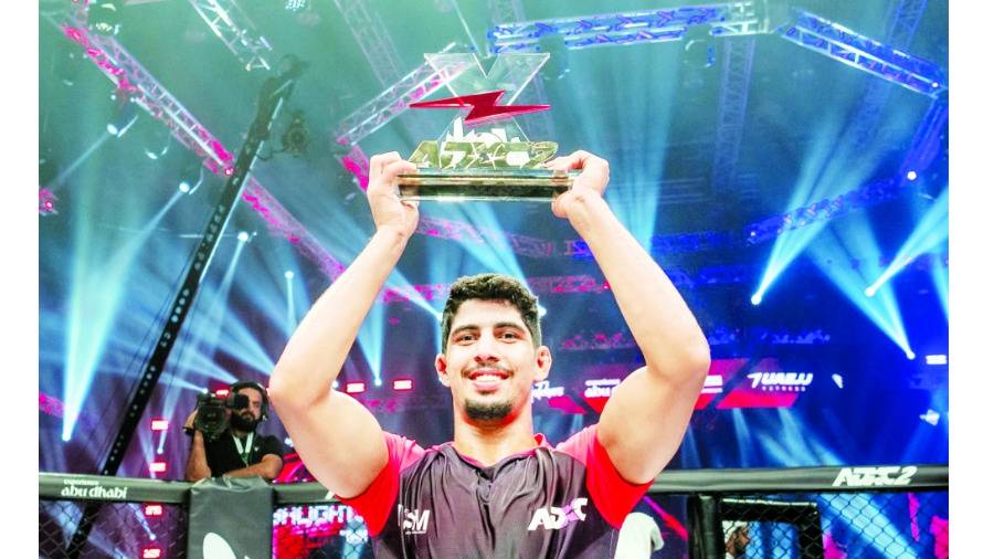  محمد السويدي يحتفل بإنجازه 