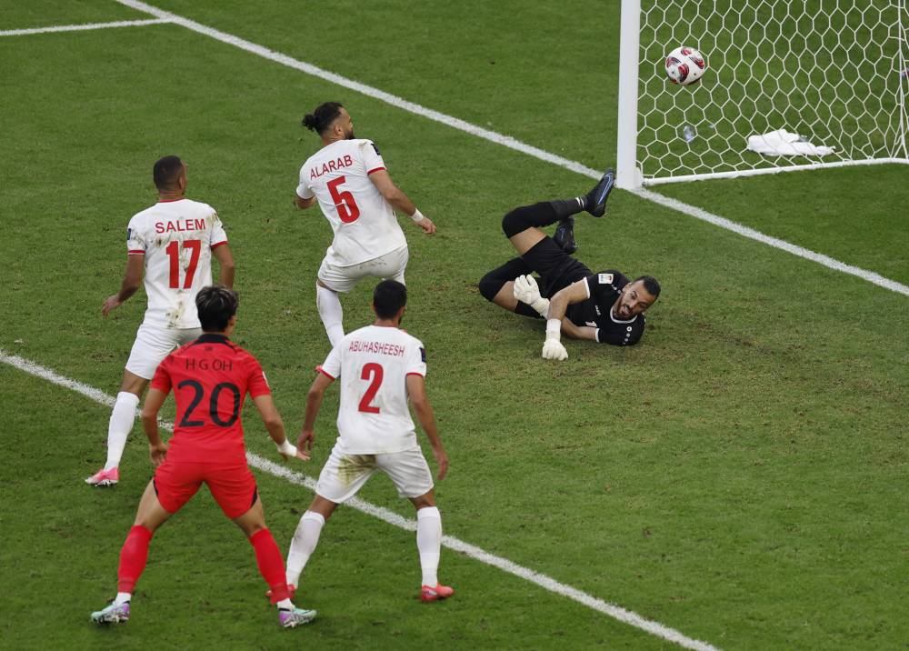 لحظة تسجيل يزن العرب بالخطأ في مرمى الأردن