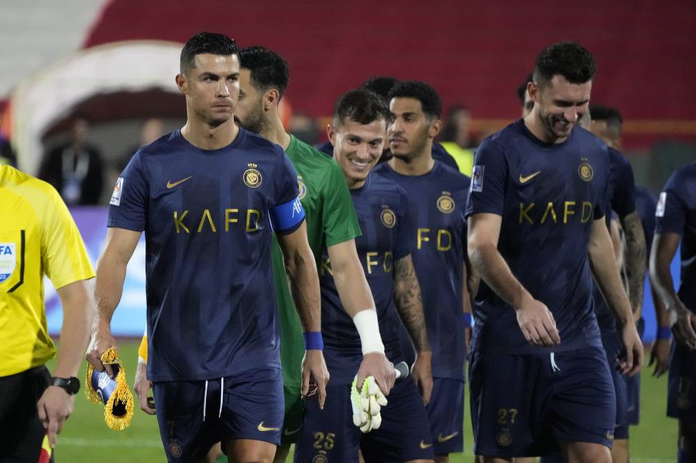 لابورت ( يمين) مع رونالدو وزملائه 