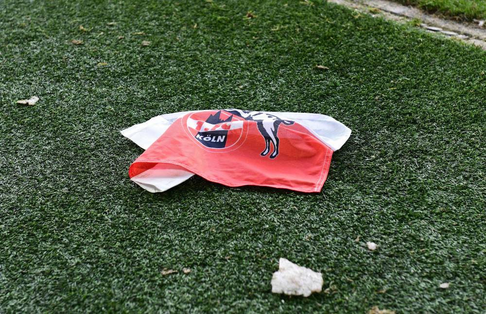 علم ركنية وقطع شوكولا في أرضية الملعب 