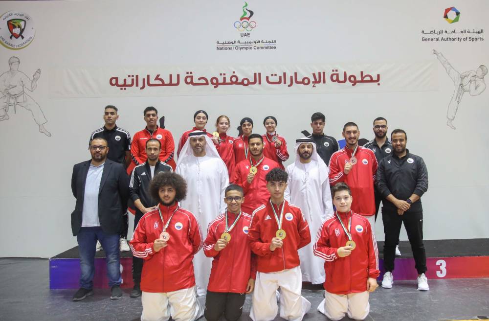 الهاجري مع أبطال الشارقة