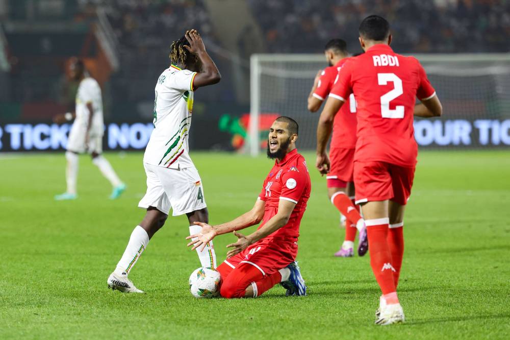 العيدوني لاعب تونس يحتج بعد خطأ عليه