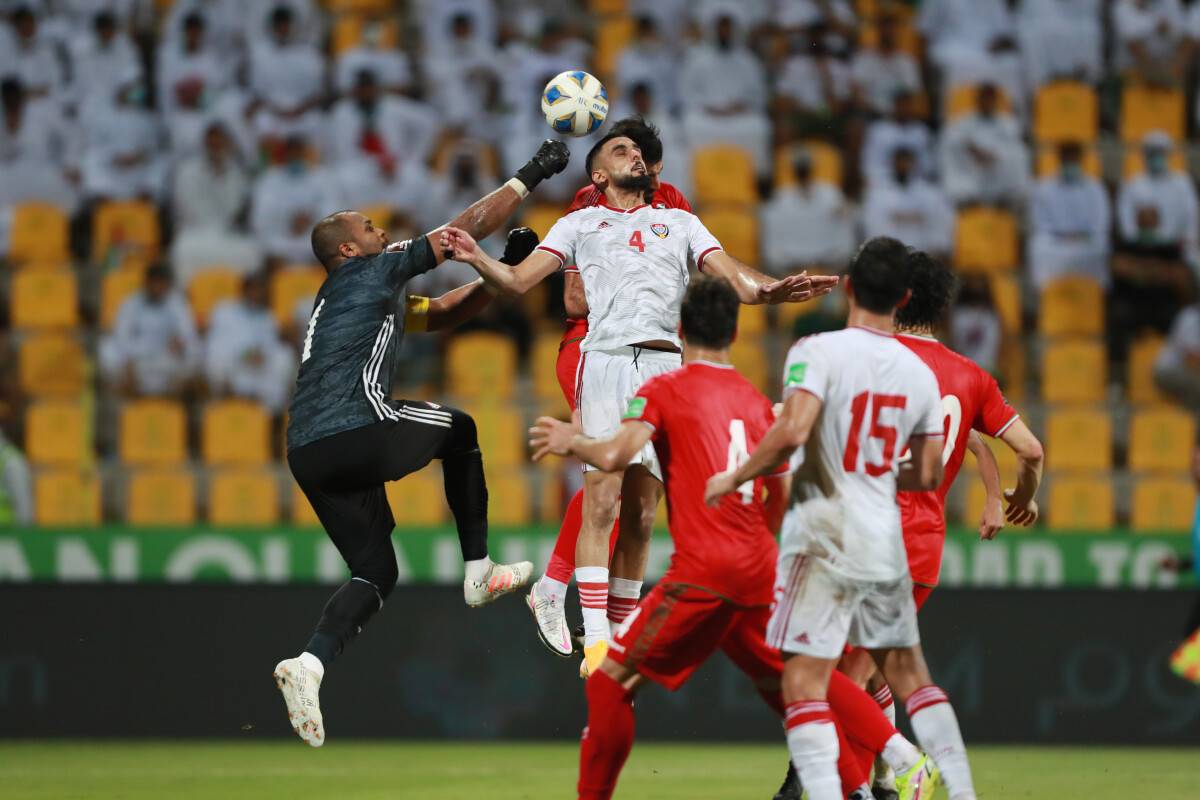علي خصيف يبعد كرة خلال لقاء سابق بين الإمارات وإيران