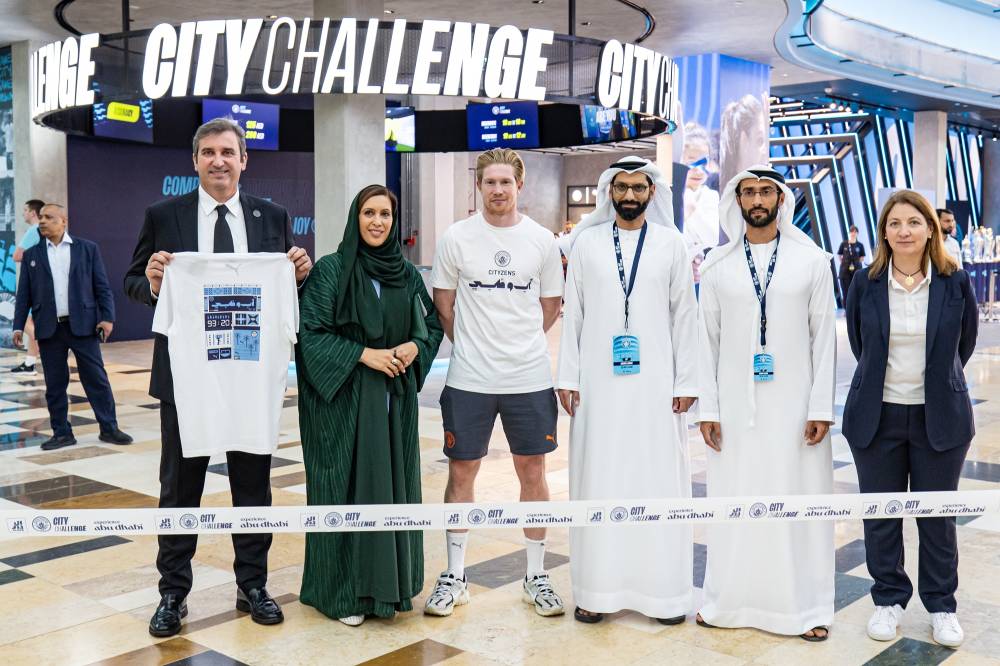 دي بروين يحضر افتتاح «تحدي السيتي في ياس مول»