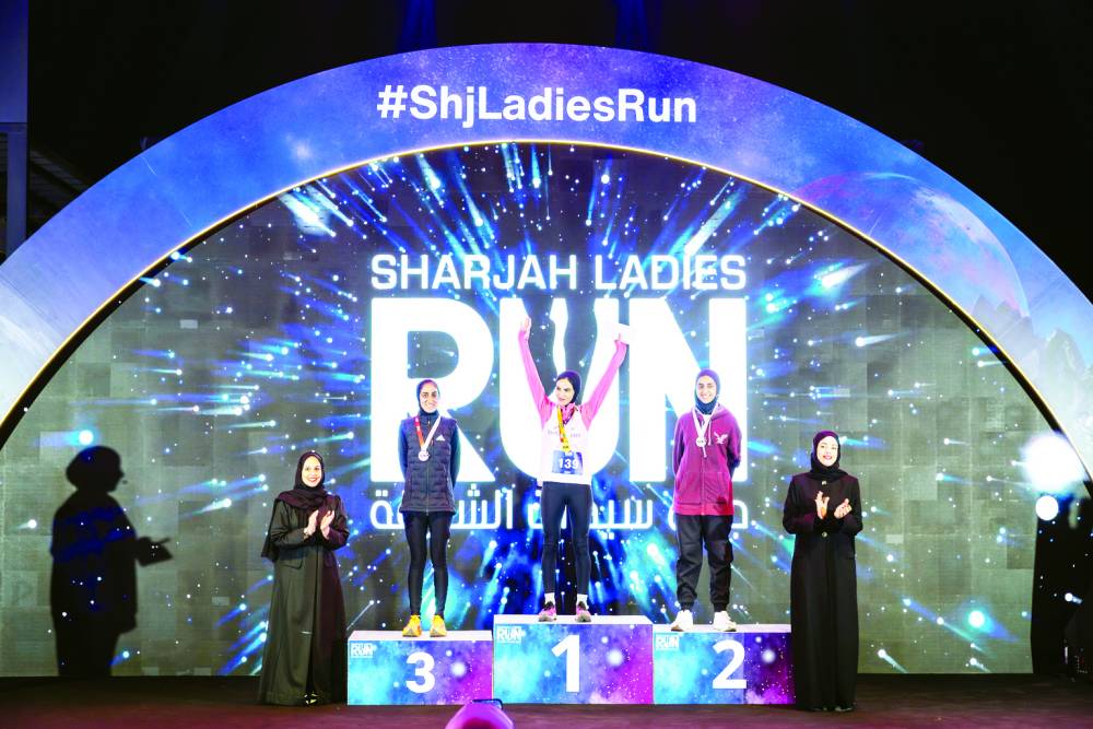 { خلال تتويج الفائزات {