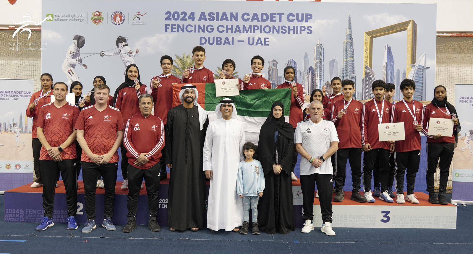 سالم القاسمي يتوسط منتخب الإمارات الذهبي على منصة التتويج 