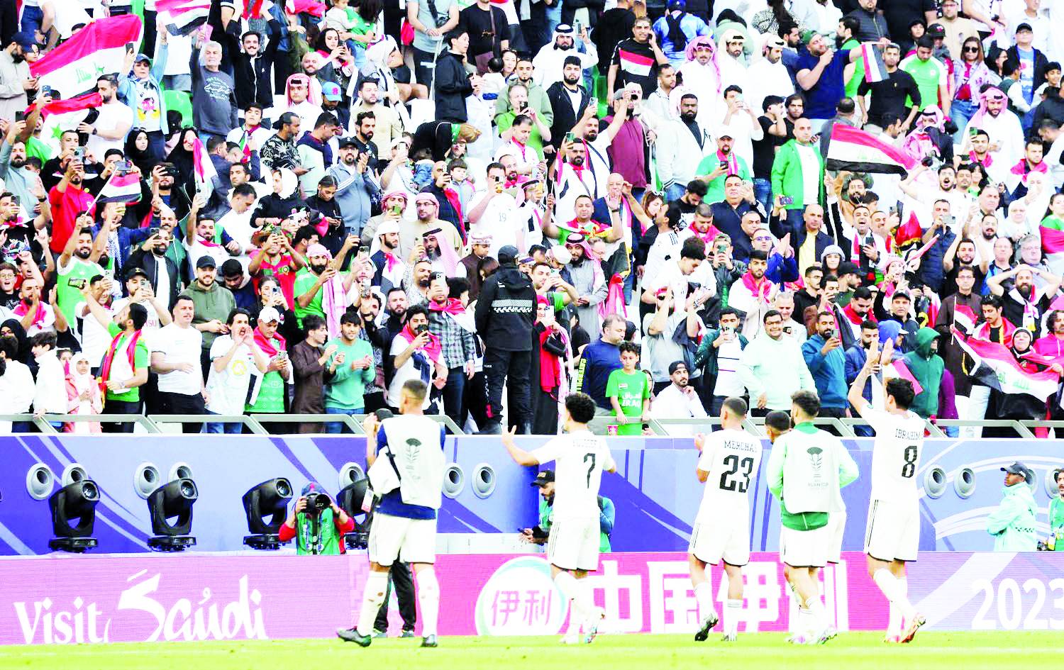 لاعبو العراق يحتفلون مع جمهورهم