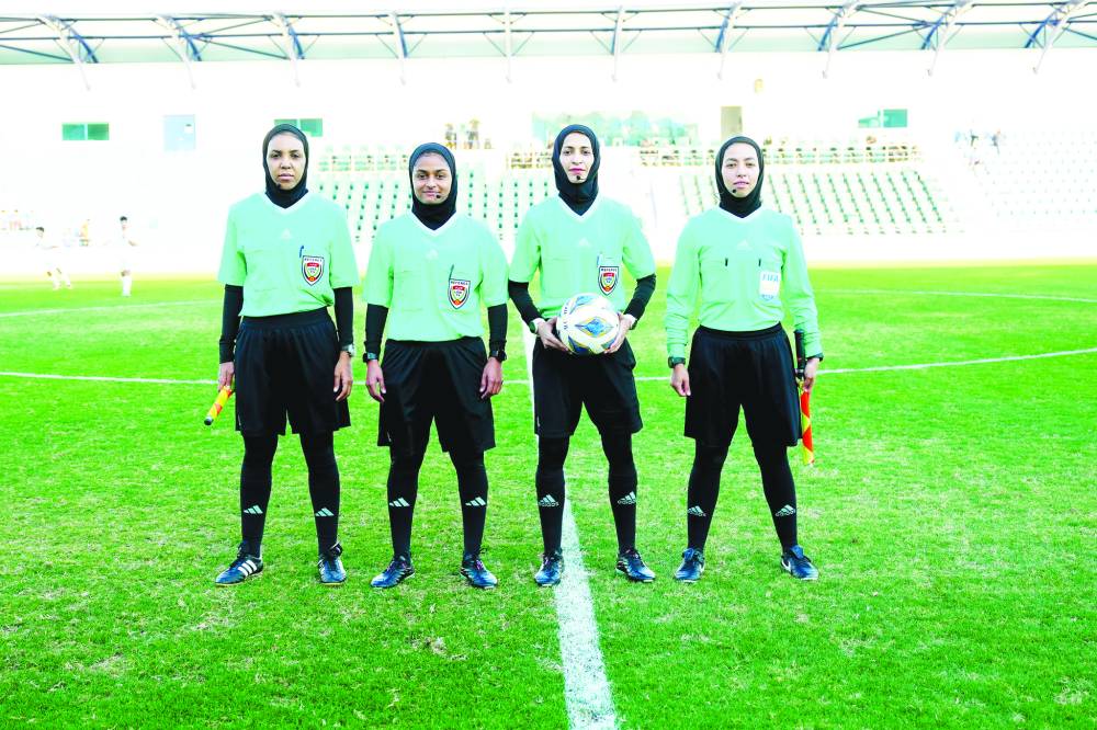 طاقم التحكيم في لقطة تذكارية