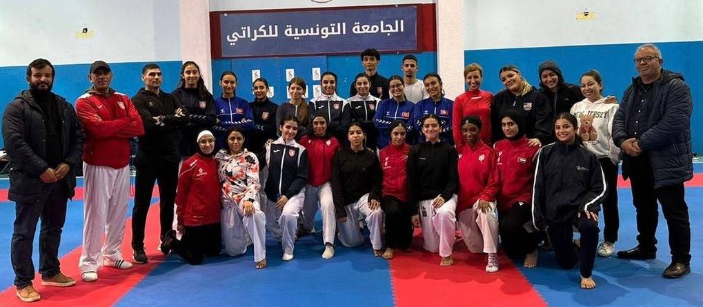 لقطة جماعية لفريق كاراتيه الشارقة للمرأة مع المنتخب التونسي خلال معسكر تونس