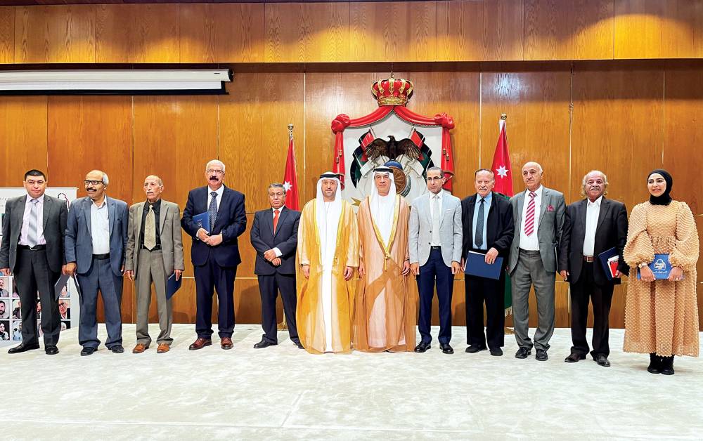 عبدالله العويس ومحمد القصير ومجموعة من الشعراء في مهرجان المفرق السابع للشعر العربي