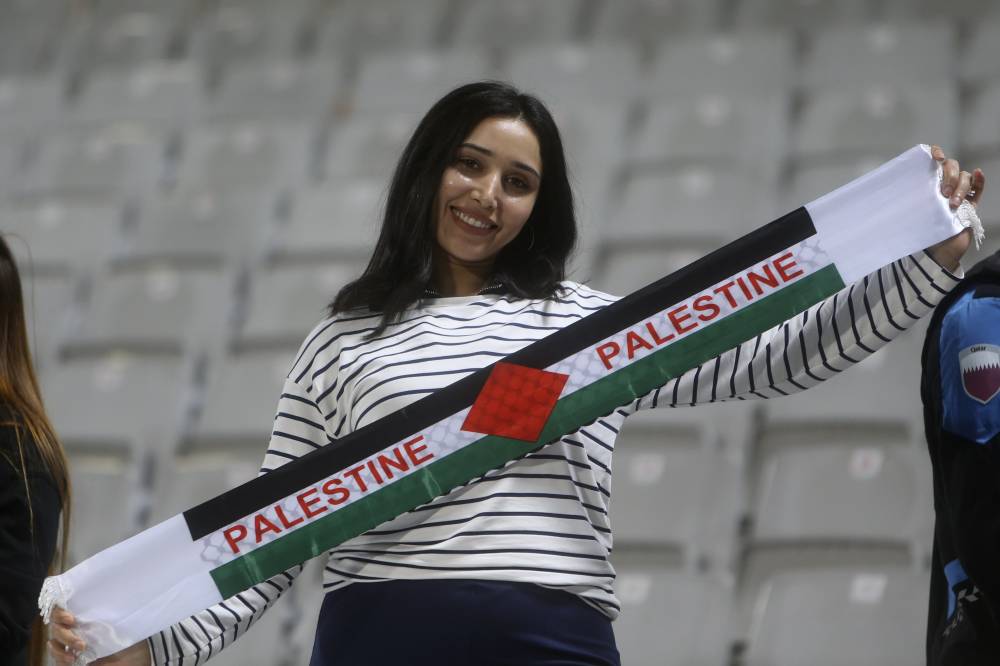 فلسطينية تشجع منتخب بلادها