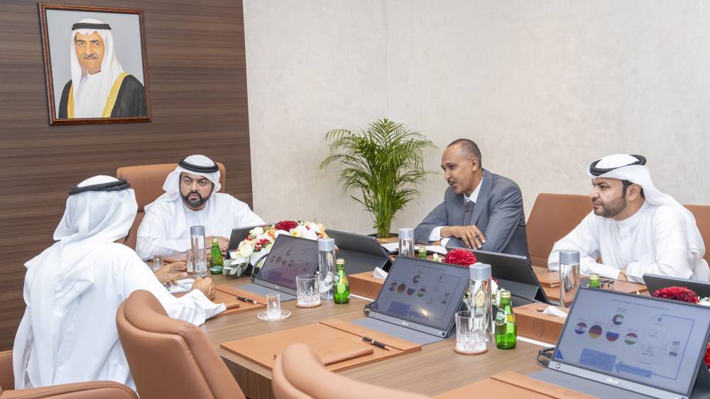 محمد بن حمد خلال اجتماعه بمجلس إدارة النادي البحري