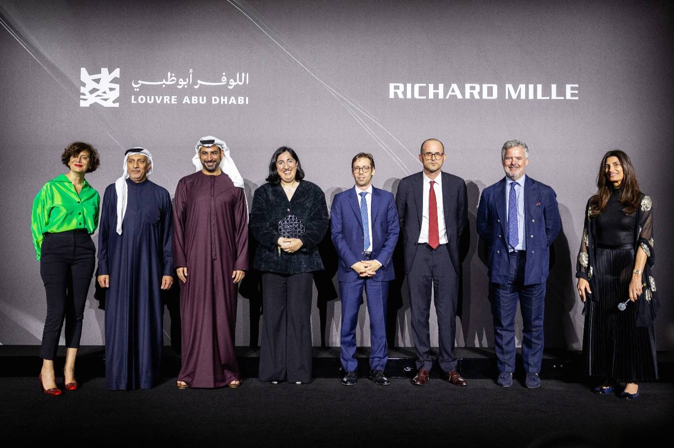 (من اليسار إلى اليمين) د.ثريا نجيم، ومحمد كاظم، وسمو الشيخ زايد بن سلطان بن خليفة آل نهيان، ونبلة يحيى، ود.غيليم أندريه، ومانويل راباتيه، وبیتر ھاريسون، ومايا الخليل.