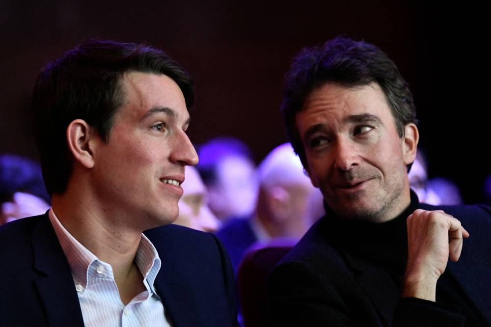 ألكسندر وفريدريك خلال حضور اجتماع المستثمرين في باريس (أ ف ب)