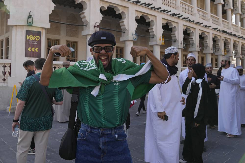 مشجع لمنتخب السعودية خلال تواجده في سوق واقف