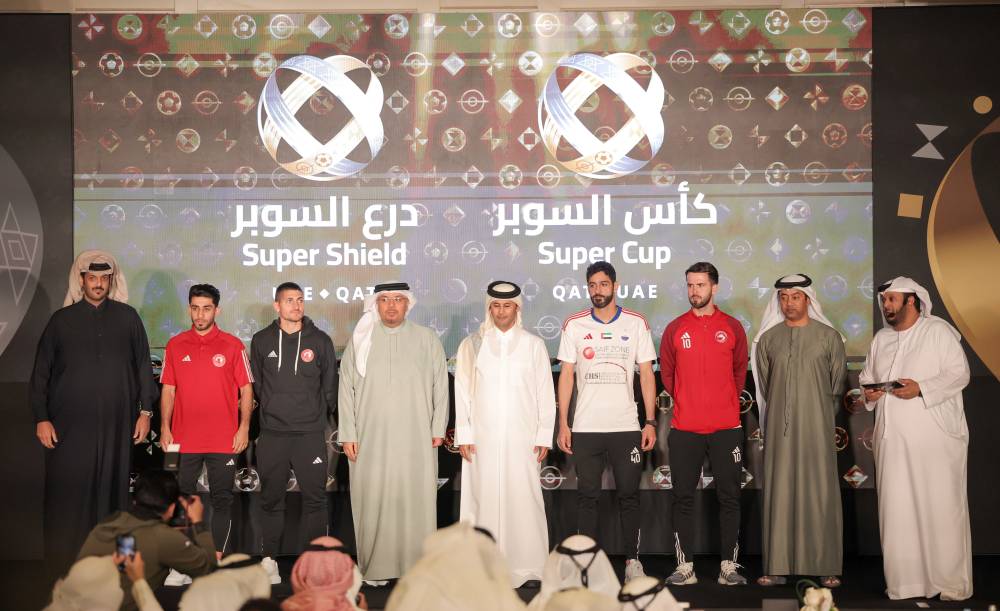 الجنيبي والسويدي مع لاعبي شباب الأهلي والدحيل
