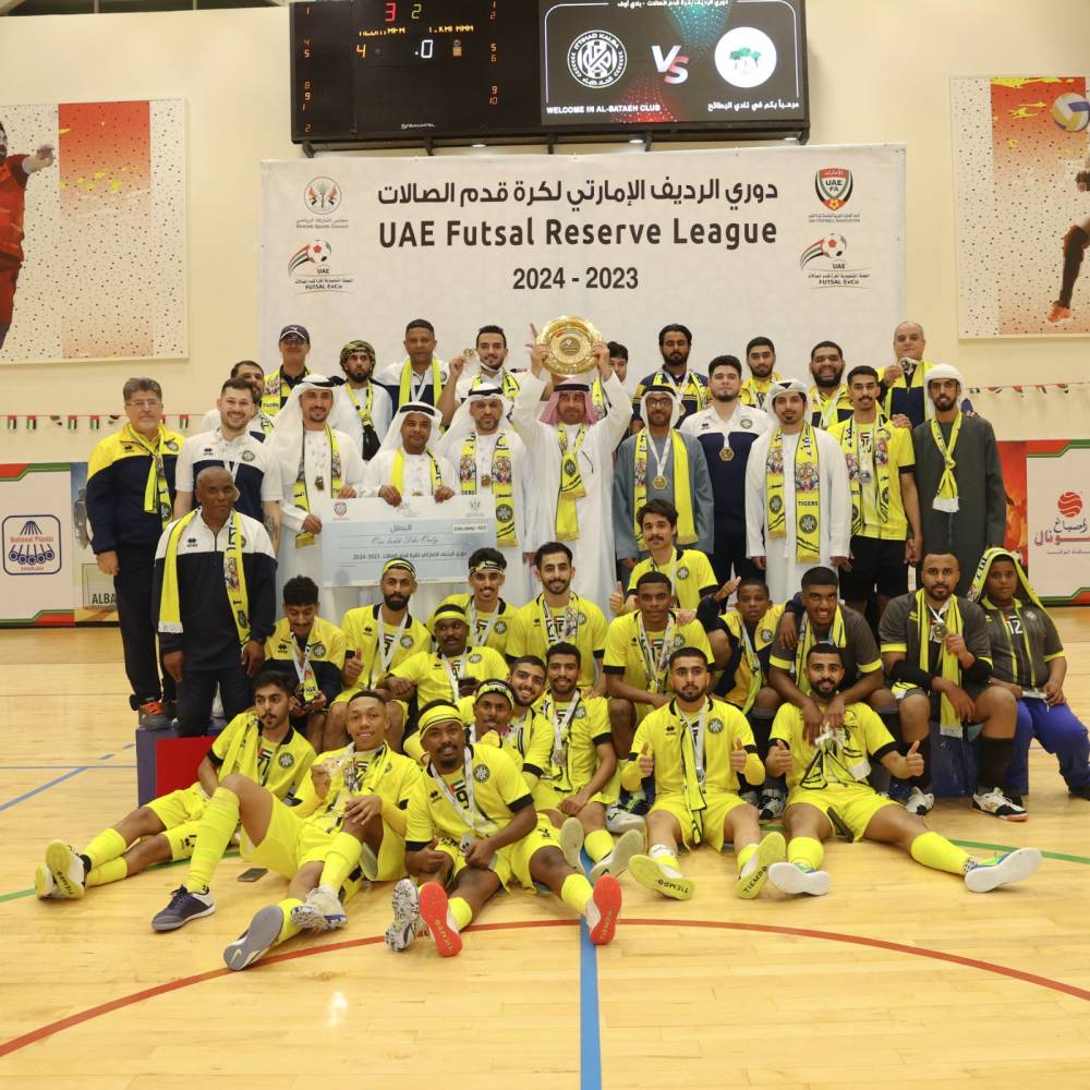 الكندي وأعضاء الإدارة في احتفالية «النمور» بعد التتويج