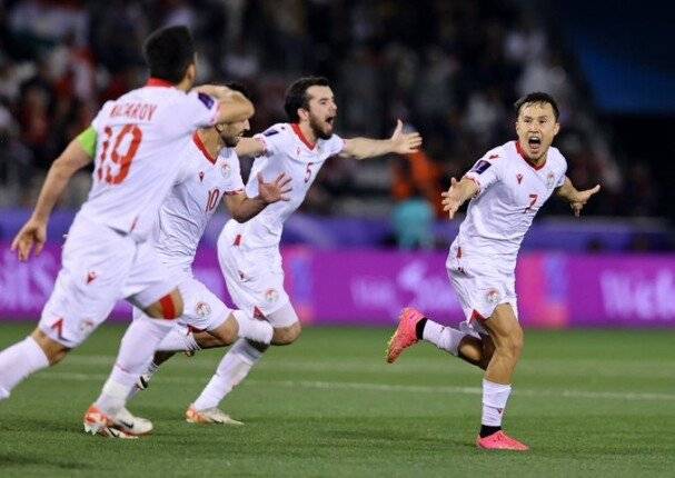  مدرب طاجيكستان يفحص بترول فريقه قبل لقاء «الأبيض»