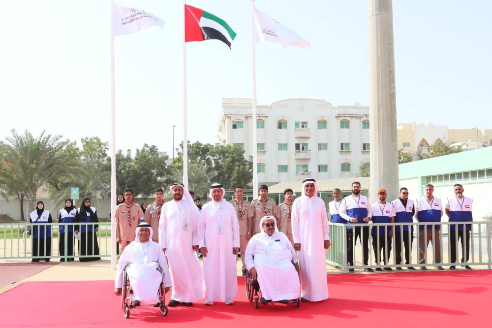 طارق بن خادم، والسويدي خلال مراسم رفع العلم