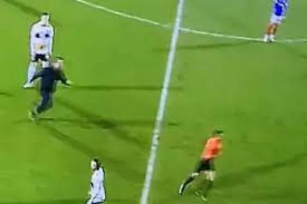 مشجع يطارد حكماً في مباراة بدوري القسم الثالث بإنجلترا