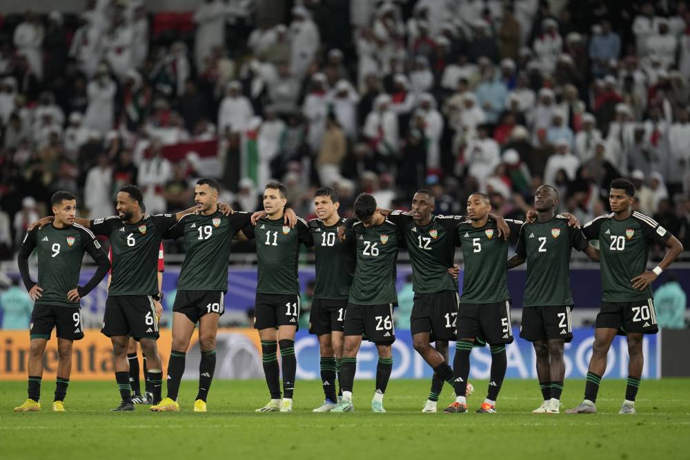 لاعبو منتخب الإمارات خلال ركلات الترجيح 