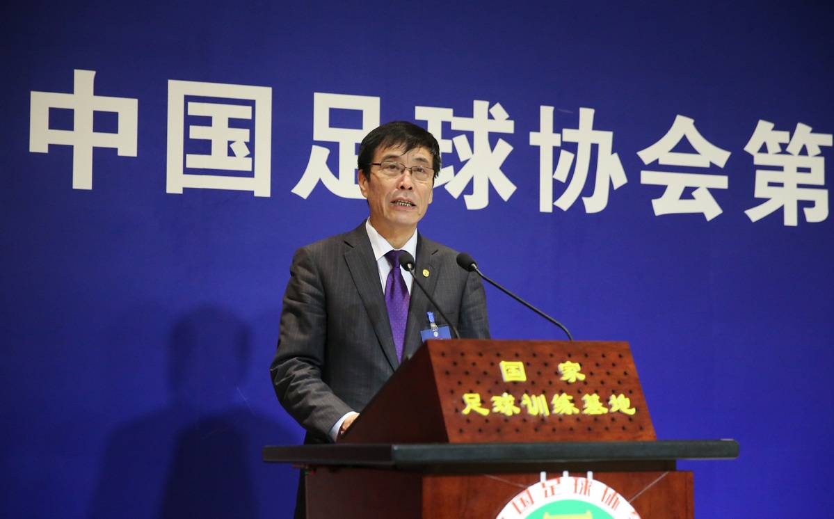 رئيس اتحاد الكرة الصيني السابق يقر بالرشى والفساد