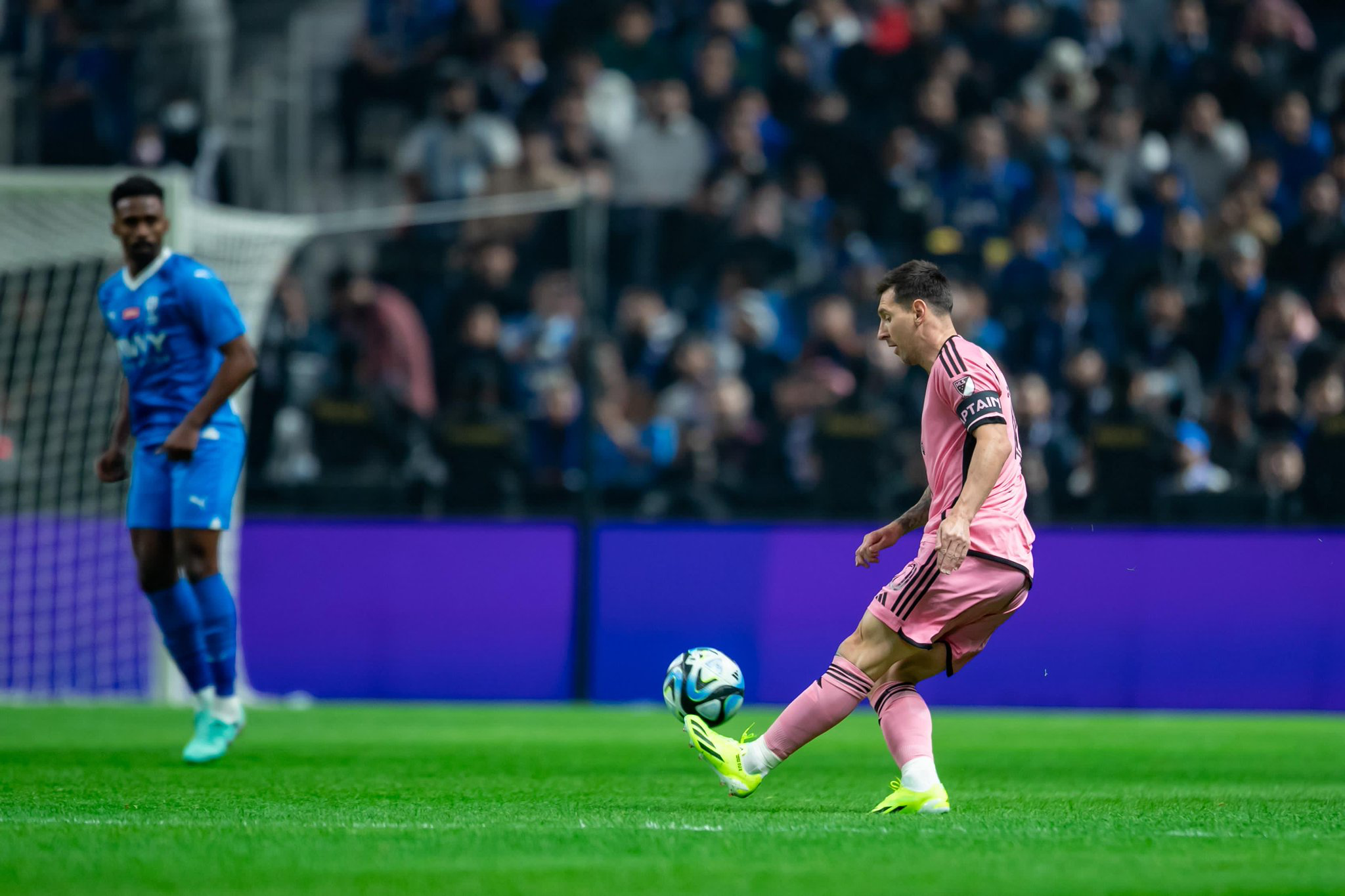 العالم ينتظر «الرقصة الأخيرة» بين ميسي ورونالدو