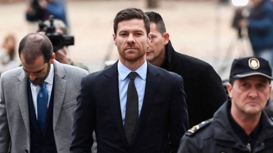 محتال يستغل «تدريب ألونسو لليفربول» ويطلب المال