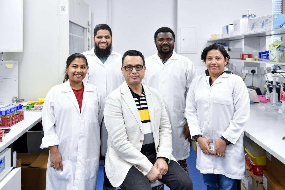 الفريق البحثي بجامعة الإمارات 