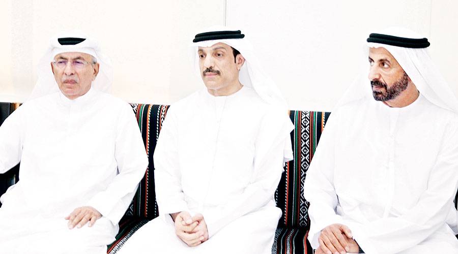  محمد النعيمي يعزي تريم مطر (تصوير: صلاح عمر) 
