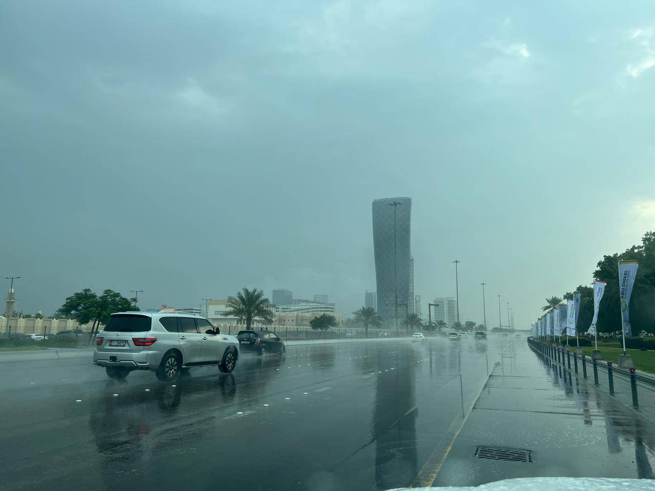 شرطة أبوظبي تدعو السائقين للالتزام بالقيادة الآمنة وعدم الانشغال بغير الطريق في الأحوال الجوية
