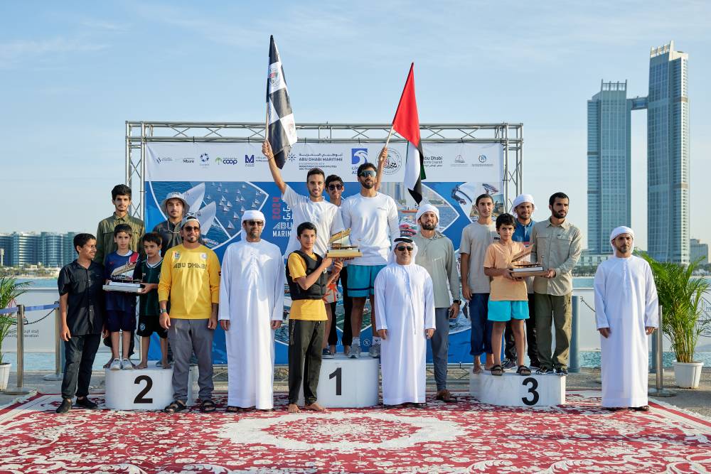 الفائزون على منصة التتويج