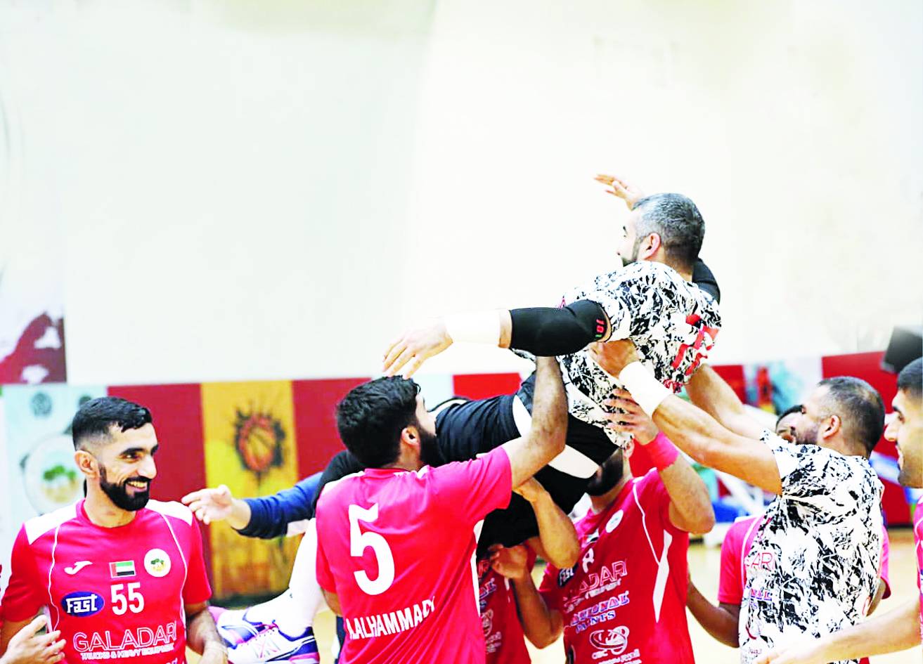 لاعبو البطائح يحملون الحارس المعيني ( تصوير: علي الحمادي )
