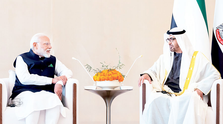  محمد بن زايد خلال استقباله ناريندرا مودي 