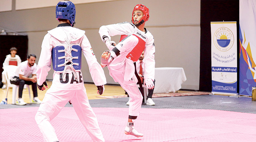  لاعبا الشارقة يستعدان بقوة 