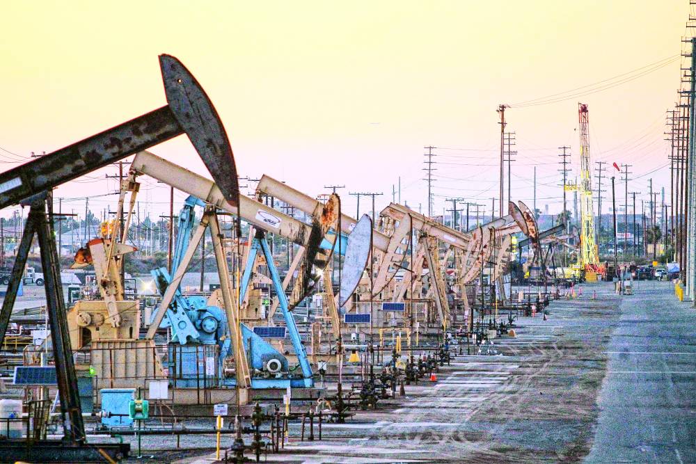 مضخات النفط في حقل ويلمنجتون بالقرب من لونج بيتش، كاليفورنيا (رويترز)